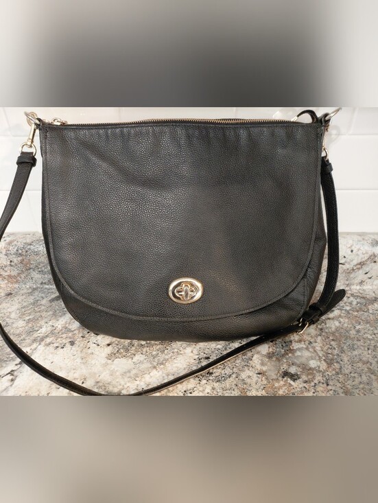 Coach Handbags - Coach Black Pebbled Leather Turnlock Hobo Bag W/Crossbody Strap No Hngtag Gold